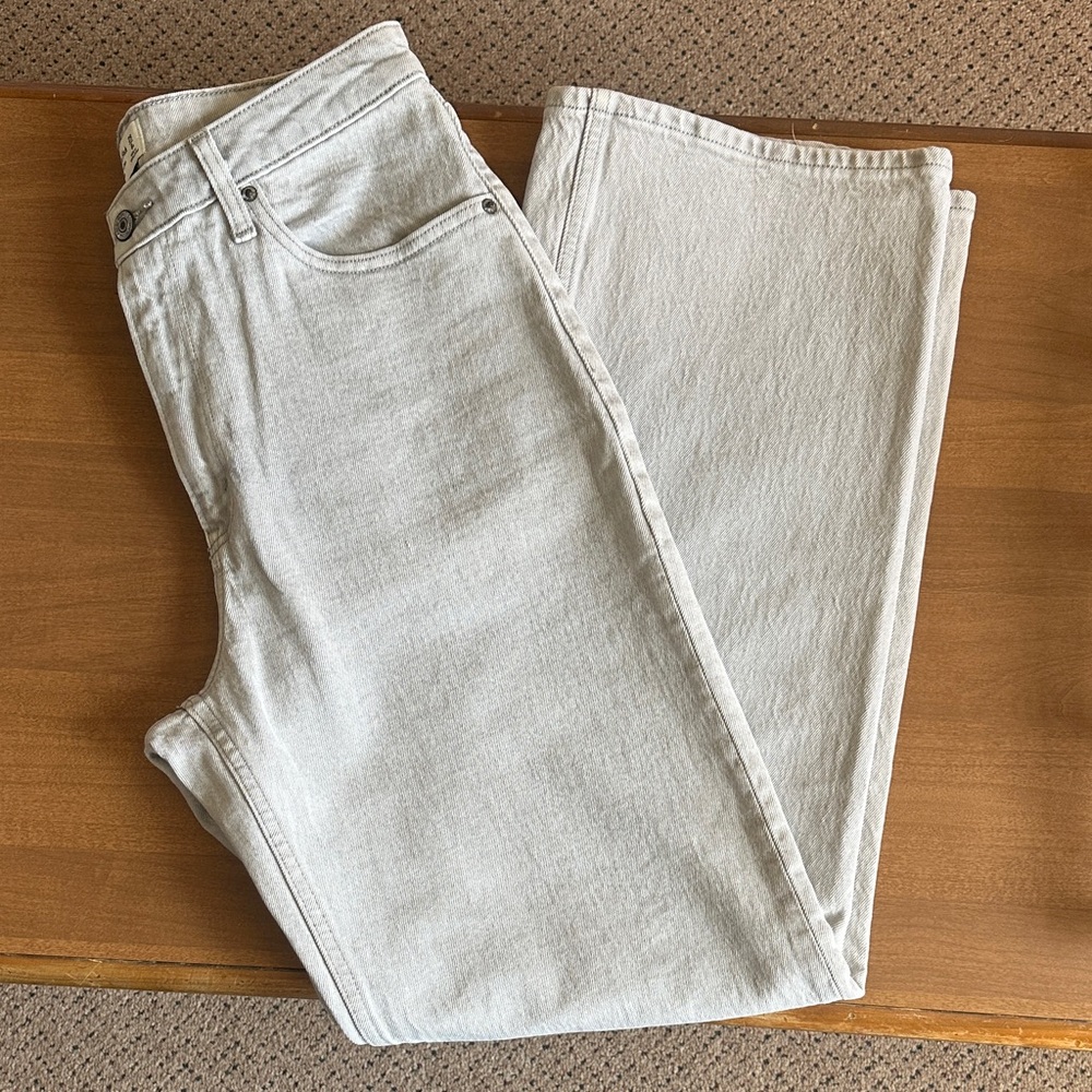 NWOT Abercrombie & Fitch High Rise Jeans — Size 29/8